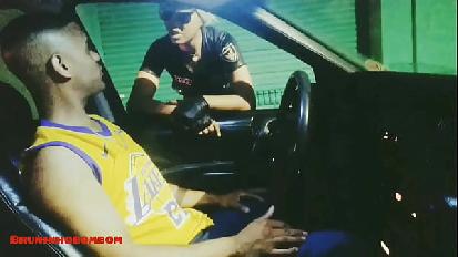 La poliziotta fa sesso all interno dell auto