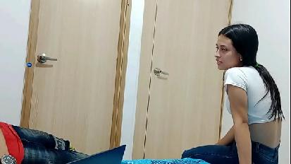 La mia giovane sorellastra diciottenne viene a chiedermi cosa sto facendo ma so che quello che vuole è succhiare il mio cazzo e poi scoparla