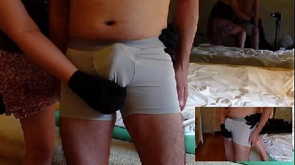 Slut che spreme il glande e la pallina d oro dalla parte superiore dei pantaloni e continuamente schiaffeggia e si ferma sull orlo dell eiaculazione