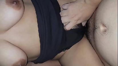 La mia vicina non si aspetta che le tolga il perizoma per scoparla e mi chiede di lasciarle le natiche piene di sperma