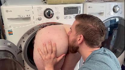 Scopo la mia matrigna bloccata nella lavatrice e le do un creampie