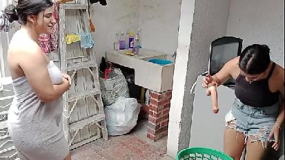 Trovo un dildo usato con lo sperma nella stanza del capo lei viene a prenderlo e mi insinua mi spoglia e comincia a darmi la lingua nella mia figa abbiamo scopato deliziosamente