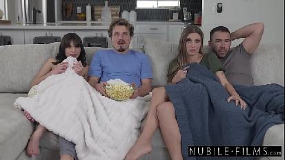 Una notte di film spaventosi con aria valencia e kenzie love si trasforma in una sessione di sesso bollente