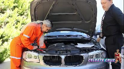 Il tizio con cui sono andato a riparare la macchina era pazzo e quando scopre la mia tuta rotta si scalda e mi scopa sopra la macchina