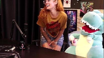 Hanno detto che non faceva sesso quindi ha chiesto a chi le avrebbe mangiato la figa calda mostrando poi