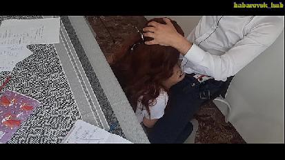 Studentessa rossa ingoia sperma