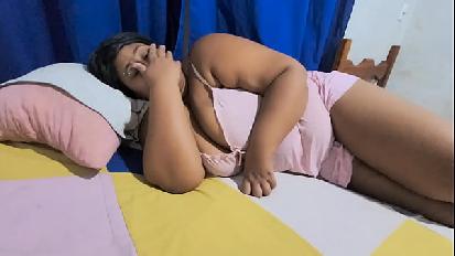 La matrigna niente scopa il ragazzo del passaggio entra nella sua stanza e la sua matrigna non sopporta l errata e si scopa la sua grande figa