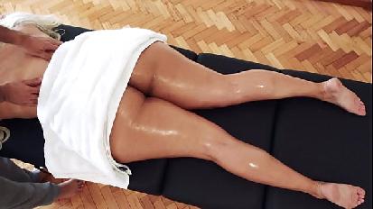 Milf culona si arrapa durante il massaggio