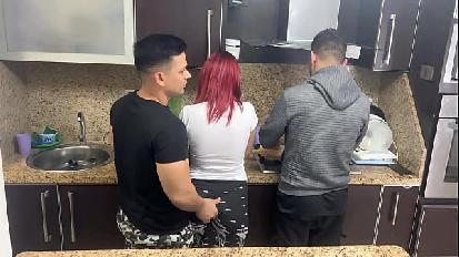 L amico di mio marito mi afferra il culo mentre cucino accanto a mio marito che non sa che il suo amico mi tratta come una puttana ntr