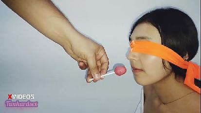 Tradisco la mia sorellastra in un gioco di sapori e alla fine lei finisce per prendere un cazzo in bocca e sborrarle in faccia