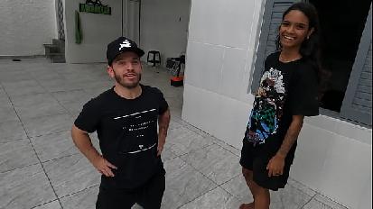 Jasmine seduce il nano e lo porta al macello