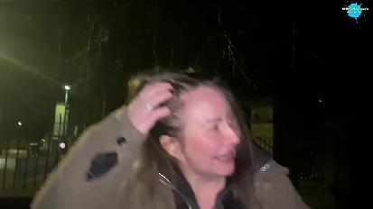 Ragazza di strada lampeggiante