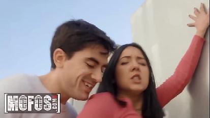 Lucky jordi incontra la tettona valeria valois che chiede disperatamente il suo aiuto in cambio di un bel pompino