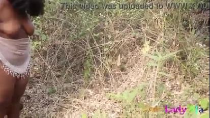 Ragazza del villaggio locale con un culo ssbbw fa un pompino e viene scopata dal guardiano nella boscaglia con il suo grosso hardcore di sughero nero da qualche parte in africa
