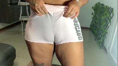 La mia sorellastra mi fa registrare la sua figa stretta nei suoi nuovi pantaloncini cameltoe grande culo latina
