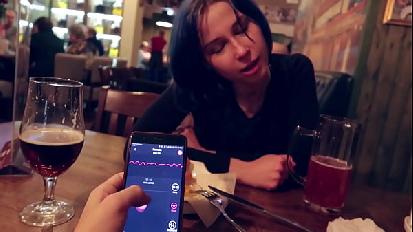 Ho preso il controllo del vibratore della mia sorellastra nel bar e l ho portata all orgasmo