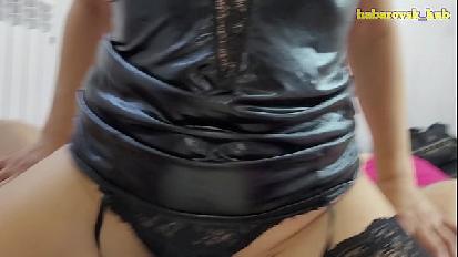 La bella casalinga tettona viene con la calda padrona