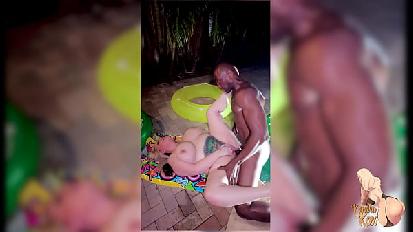 La bionda milf pornostar kendra kox si fa scopare in piscina con bbc don sudan