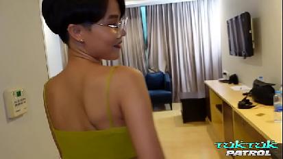 Una tailandese arrapata con i capelli corti e gli occhiali che prova un grosso pene bianco