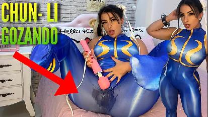 Ragazza cosplay sexy vestita da chun li da combattente di strada che gioca con il suo vibratore htachi che viene e si inzuppa le mutandine e i pantaloni ahegao