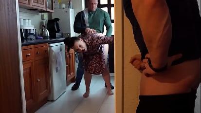 Big butt wife ottiene creampied dall amante mentre il marito cornuto guarda e si masturba