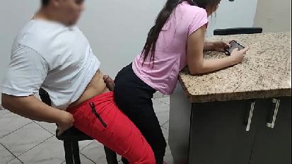 La mia nipotina si siede sulle mie gambe e mi tolgo il cellulare per farla giocare ma lei ha iniziato a muoversi e il mio cazzo si è alzato