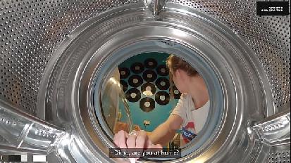 La sorellastra è rimasta bloccata di nuovo nella lavatrice e ha dovuto chiamare i soccorritori