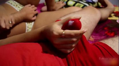 Masturbazione reciproca sulla biancheria intima fino all orgasmo