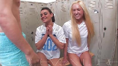 Bruce venture charley chase e victoria white fanno un pompino nello spogliatoio