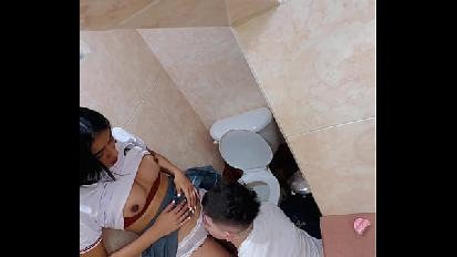 Studenti sorpresi a scopare duramente nel bagno della scuola e lui le viene in bocca incredibile video amatoriale