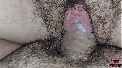 Mi mette nella sua stanza a una riunione di famiglia e mi fa vedere il suo latte e scopiamo