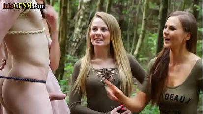 Cfnm domina il coglione e succhia il sub nella dominazione del gruppo della foresta