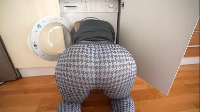 La sorellastra è rimasta bloccata nella lavatrice e mi ha chiesto di aiutarla