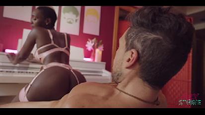 Scopando un ebano milf al pianoforte